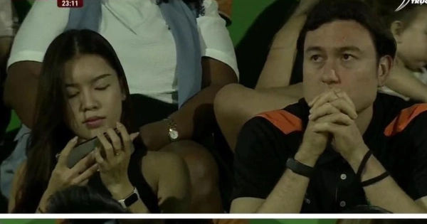 Bí ẩn đằng sau sự trầm tư của Đặng Văn Lâm trên khán đài