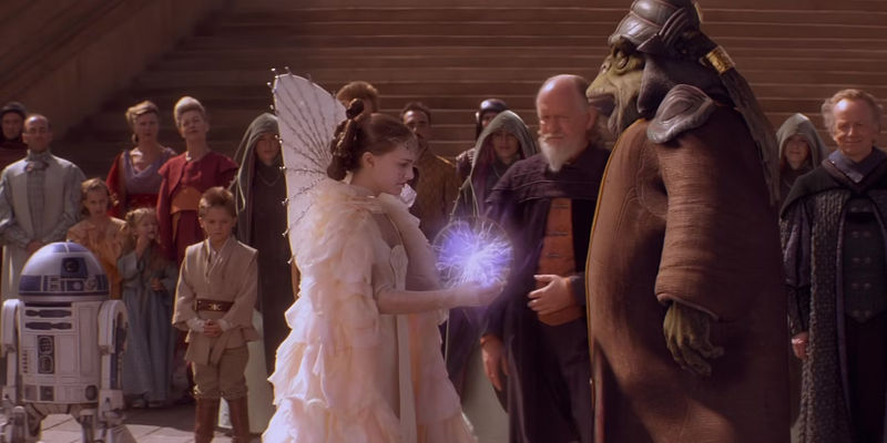 Padme stands at the Jubilation holding an orb at the end of The Phantom Menace - Return of the Jedi - Did Luke And Leia Ever Learn More About Padmé?