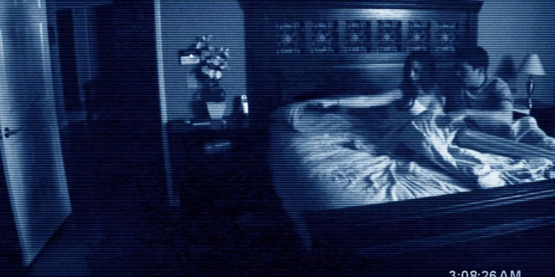 Katie and Micah scared in bed in Paranormal Activity (2007) - The found-footage sub-genre is a great addition to horror gaming, as it's a simple, yet effective way to immerse many players in the story
