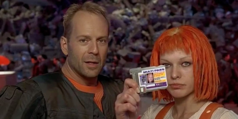 Bruce Willis as Korben Dallas and Milla Jovovich as Leeloo holding her multipass in The Fifth Element - Director: Luc Besson