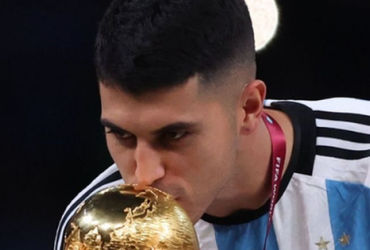 Chuyện ly kỳ: Vợ bán huy chương và áo đấu của nhà vô địch World Cup