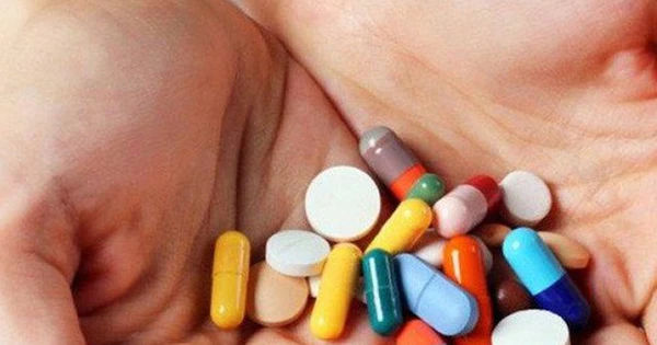 Những Mối Liên Hệ Nguy Hiểm Giữa Thực Phẩm và Thuốc Uống