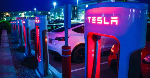 Tesla và Vấn Đề Sạc Xe Điện: Sự Thay Đổi Đột Ngột và Những Câu Hỏi Đặt Ra