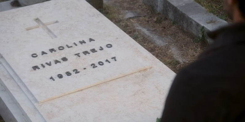 Damian (Gabriel Soto) looking at Carolina's (Adriana Louvier) grave in Caer en tentacion.
