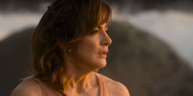 Raquel (Silvia Navarro) looking out into the ocean in Caer en tentacion.