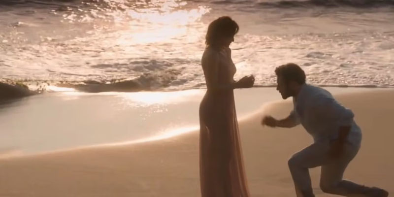 Santiago (Carlos Ferro) proposing to Raquel (Silvia Navarro) on the beach in Caer en tentacion.