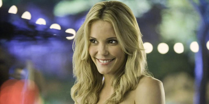 Leslie Bibb looking sideways and smiling in Zoookeeper