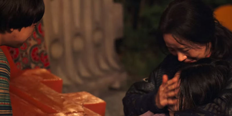 Su-yeong dead in front of Yeong-su in Sweet Home season 2, episode 2