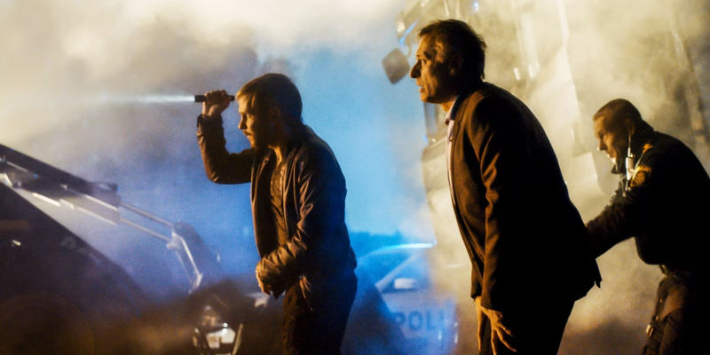 Mikael investigating a crime scene in 100 Code