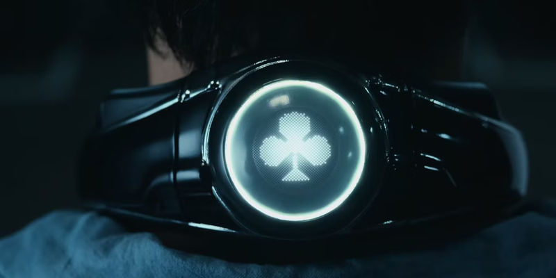 The clubs suit appears in one of the participants' collar in Alice in Borderland season 2