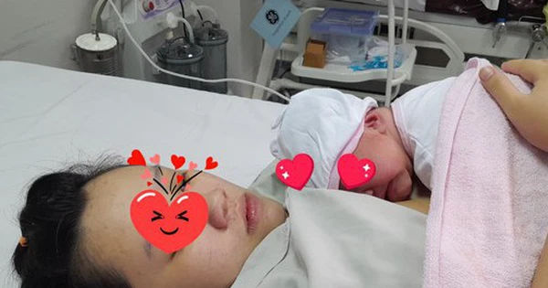 Bạn bè tưởng mẹ đẻ rớt con, người dân nhanh chóng tiếp cận và cứu sống bé trai tại quán cà phê