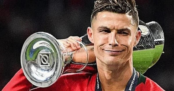 Ronaldo nhận vinh dự hiếm thấy trong lịch sử