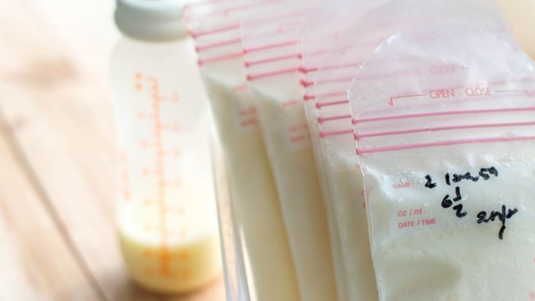 Cách giúp trẻ thích thú với sữa mẹ trữ đông