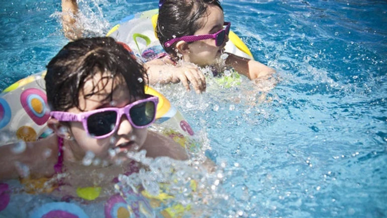 Bảo vệ con khỏi vi khuẩn mùa hè mưa nắng với những mẹo hay