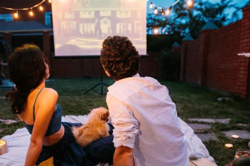 Ultimate Guide: How to Host the Perfect Backyard Movie Night for All Seasons