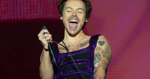 Harry Styles gây sốt với thành tích vượt qua mọi kỷ lục doanh thu tour diễn