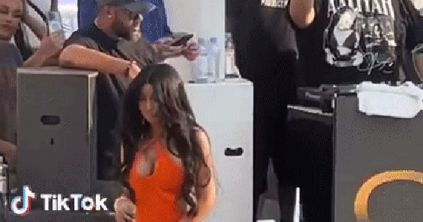 Sự cố nước đáng tiếc! Nữ rapper quật người hâm mộ bằng microphone