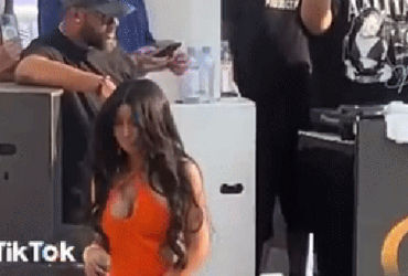 Sự cố nước đáng tiếc! Nữ rapper quật người hâm mộ bằng microphone