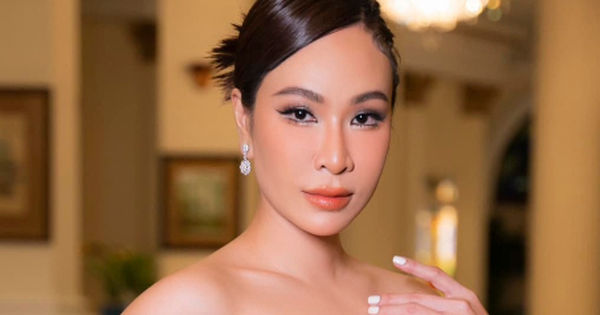 Uyên Linh bền bỉ, bất ngờ tạo sóng khi clip bị giật mic trên sân khấu