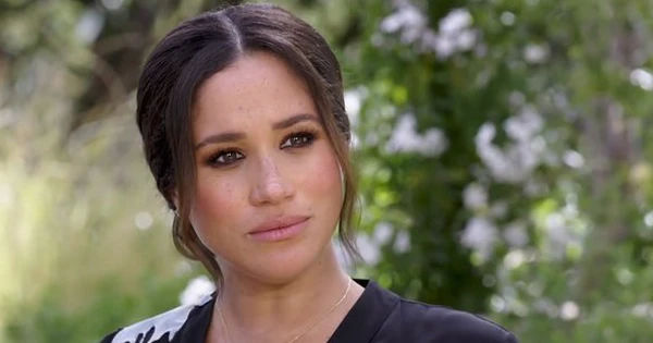 Meghan Markle: Cuộc im lặng đằng sau cánh gàu