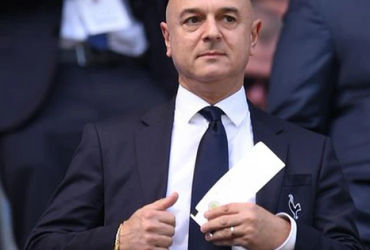 Phản ứng nảy lửa của Chủ tịch Tottenham sau thông điệp ám chỉ từ Bayern