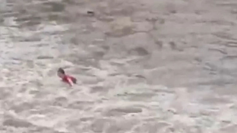 Nước sông đột ngột dâng cao ở Tứ Xuyên, hàng chục người gặp nạn