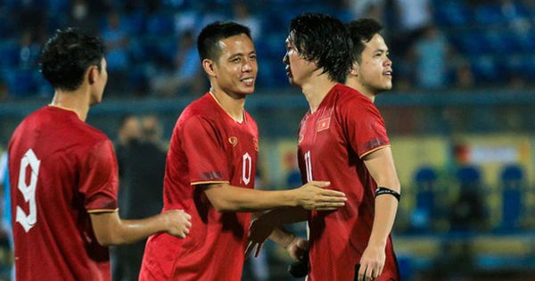 Cầu thủ đội tuyển Việt Nam chia tay nhau: Bất ngờ và xúc động