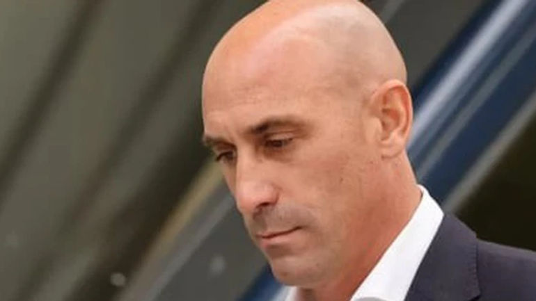 Đột tử vụ Hermoso: Yêu cầu cấm Cựu chủ tịch LĐBĐ Tây Ban Nha gần cậu thủ tài năng