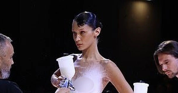 Bí mật đằng sau vẻ đẹp mê đắm của người mẫu khỏa thân được biến hóa màu sắc trên sân khấu