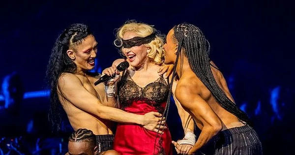Màn trình diễn gợi cảm của Madonna khiến khán giả không thể rời mắt