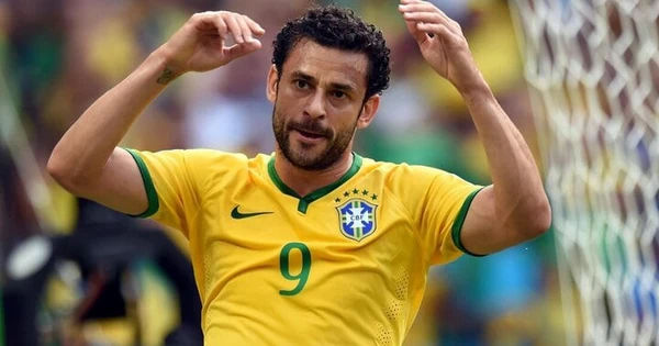 Fred bị tấn công, bị đe dọa trên vỉa hè