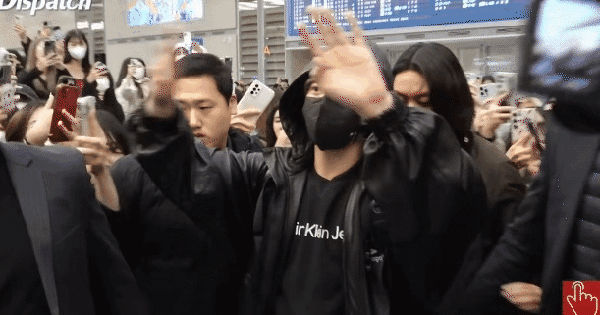 Jungkook (BTS) bị xô đẩy suýt ngã tại sân bay, nhìn cảnh đầy rối ren mà kinh hãi!