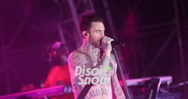 Adam Levine 'lột áo khoe 6 múi' và tạo nên cơn sốt khi đến gặp fan Việt!