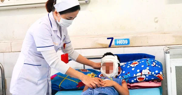 Bé trai bị bỏng nặng khi chơi bóng bay cùng ông già Noel