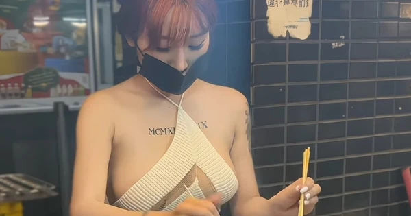 Cô gái gây xôn xao khi diện áo yếm, quần đùi siêu ngắn bán đồ nướng