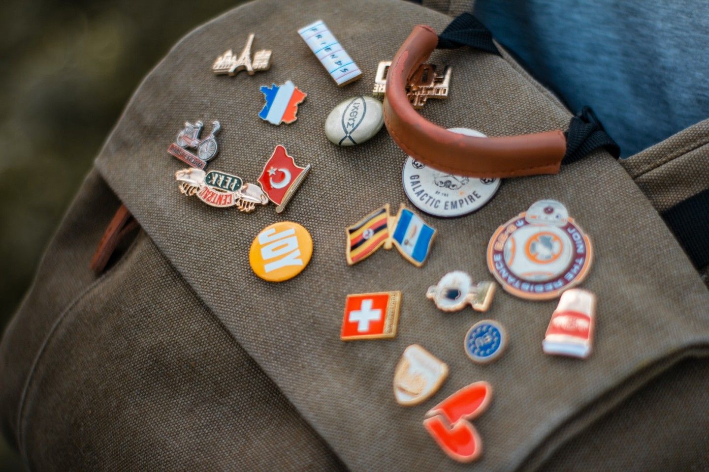 collar pin badges