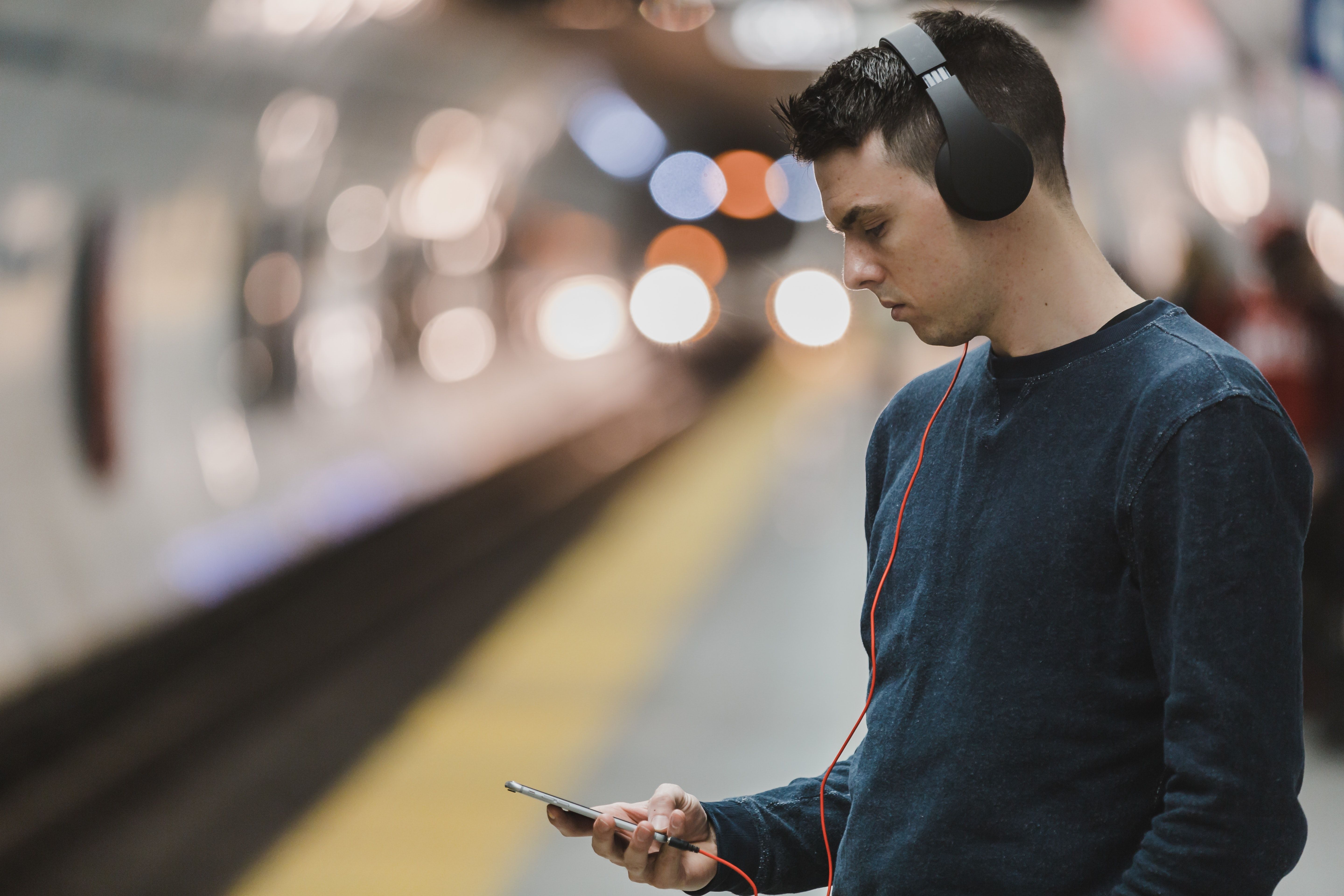 earbuds vs headphones