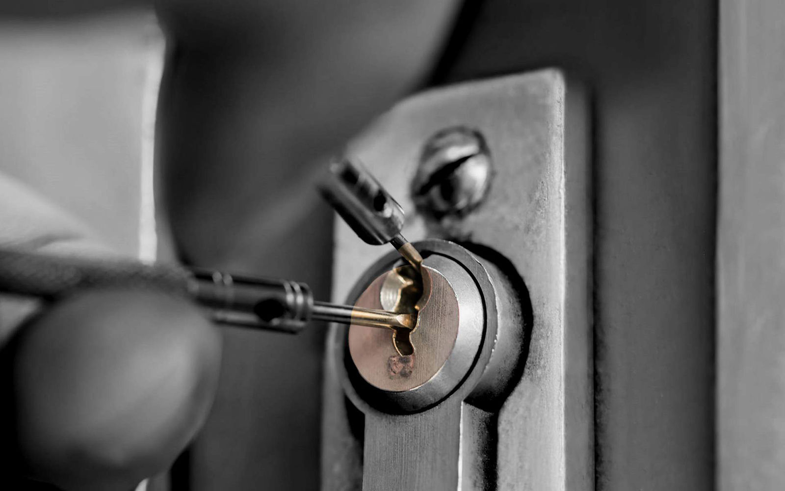 What are the emergency locksmith?