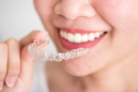 https://img.freepik.com/free-photo/smiling-woman-holding-invisalign-invisible-braces-orthodontic-equipment_43937-177.jpg?size=626&ext=jpg