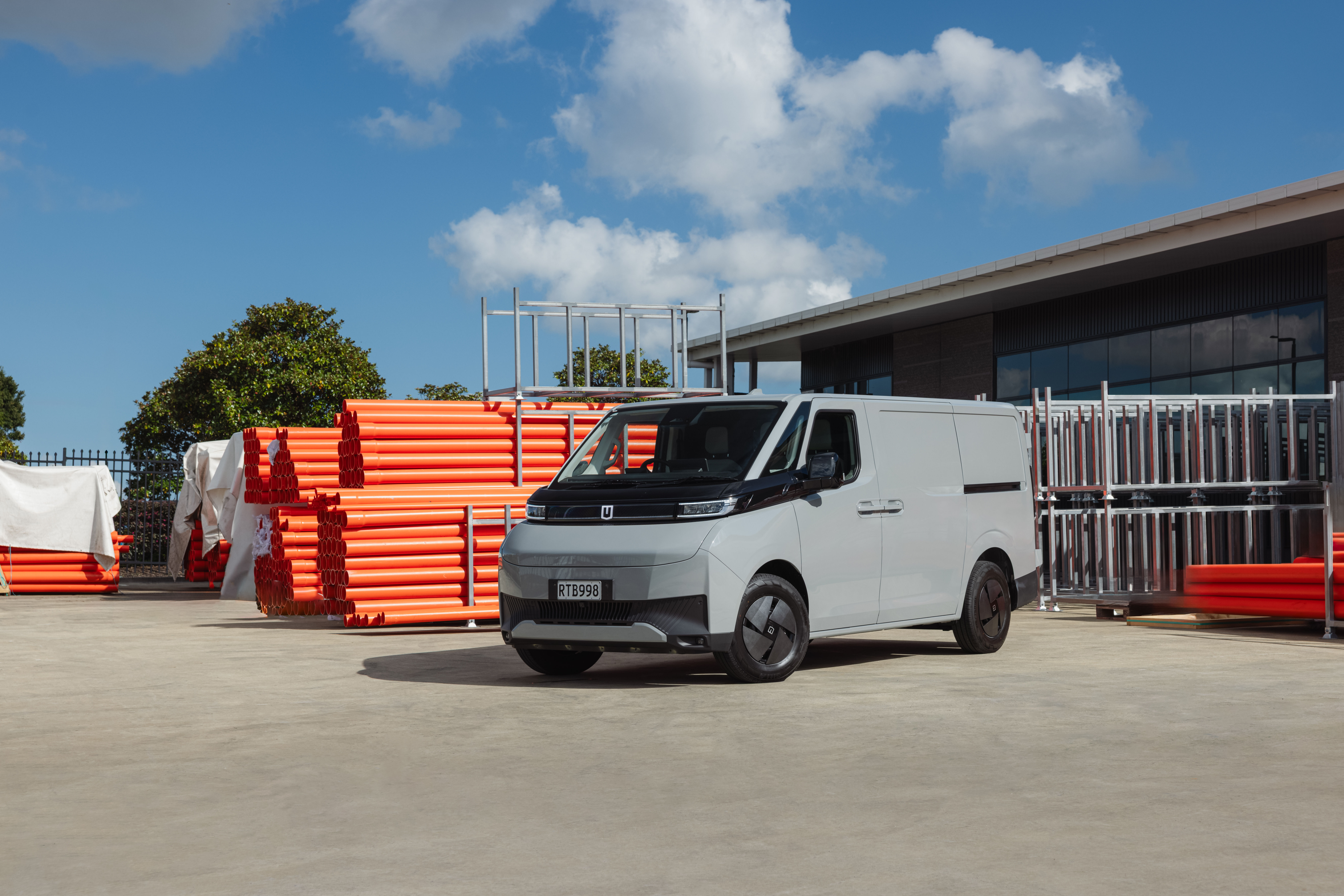 Farizon SuperVan and V7E on the road