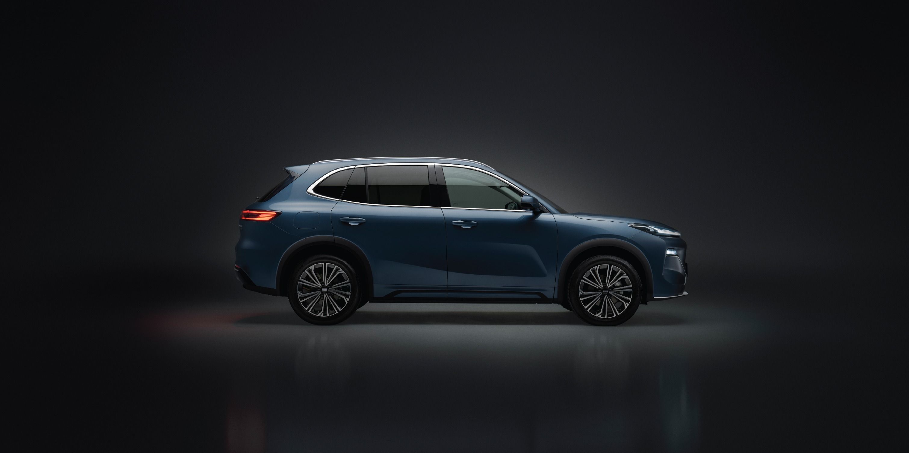 Geely Starray EM-i in blue on dark backdrop