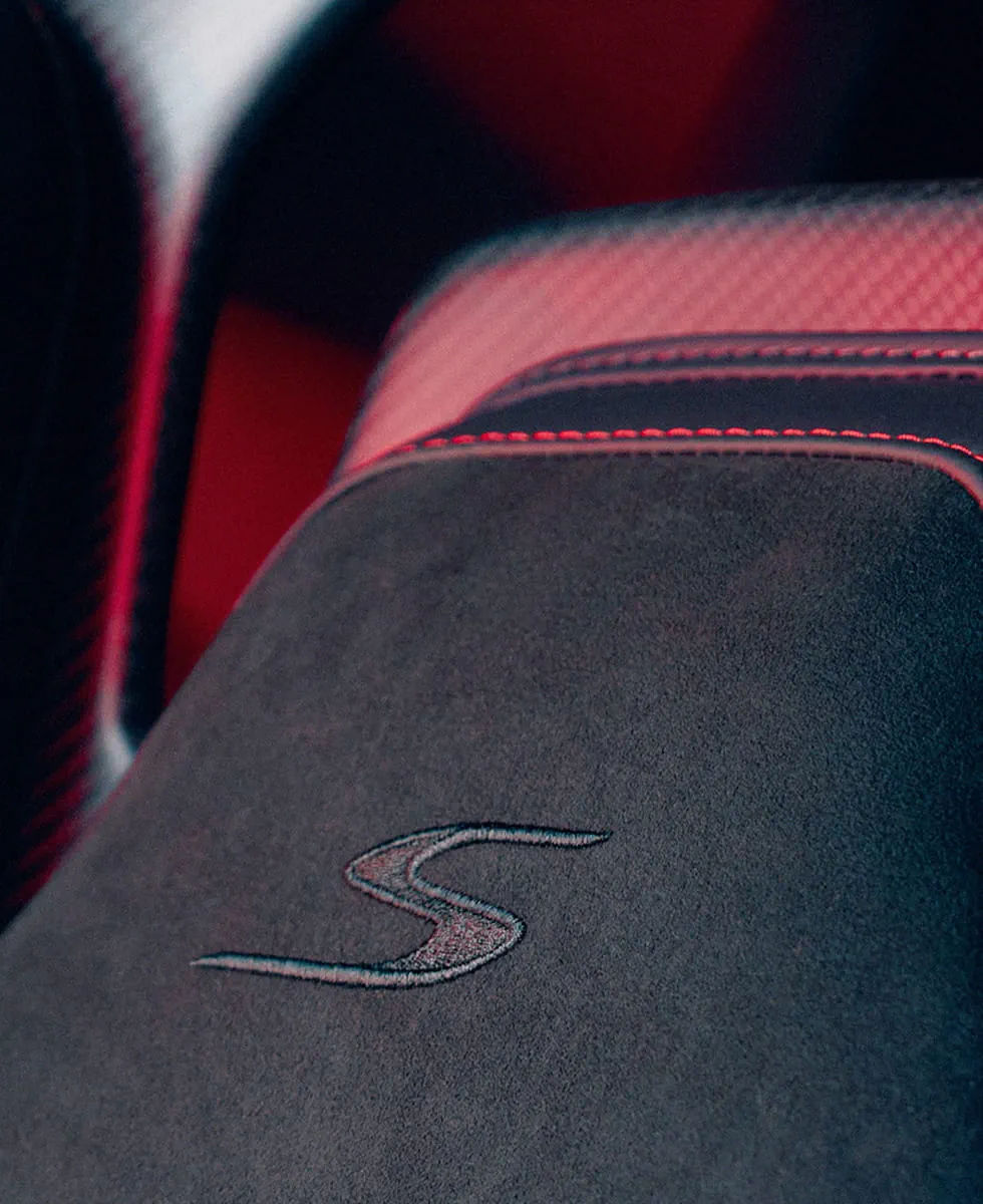 Aston Martin Vantage S seat