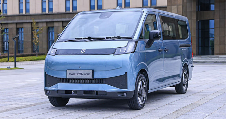 Farizon V7E blue parked