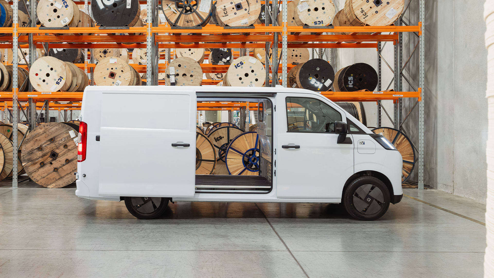 Farizon V7E rear cargo doors open — payload and capacity