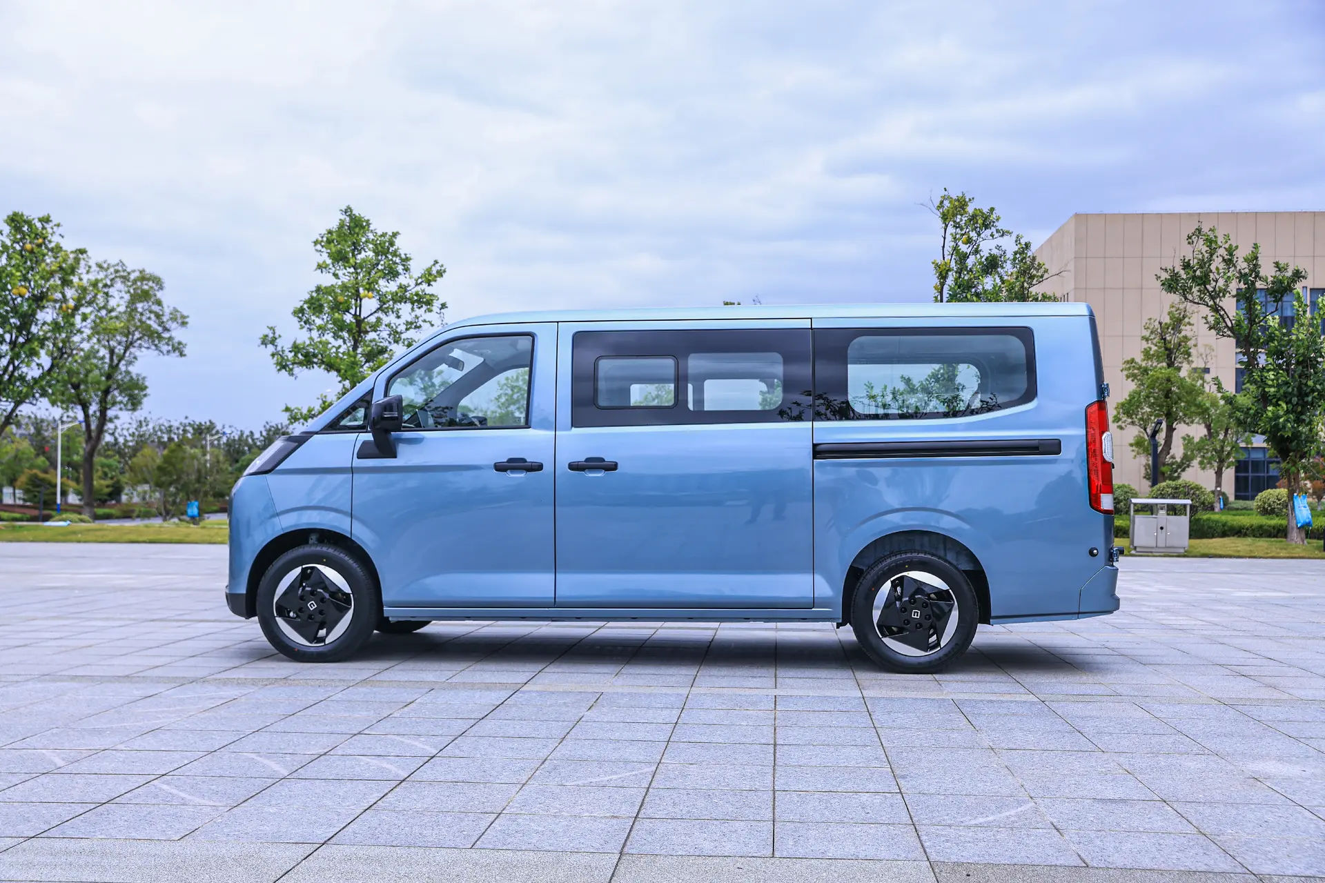 Farizon V7e side view