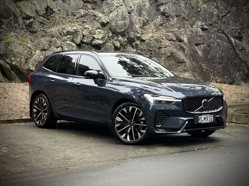 Volvo XC60 B5 AWD Ultra Dark