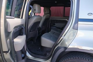 Land Rover Defender 110 D300 S