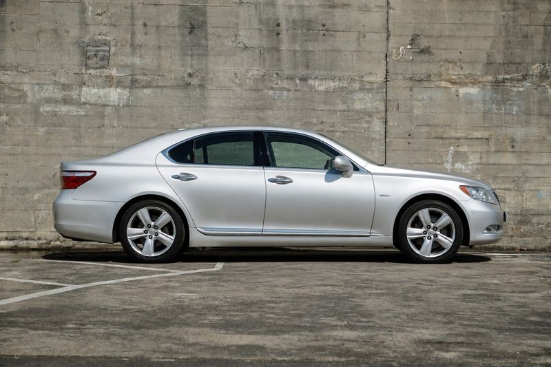 Lexus LS 460 Luxury Sedan