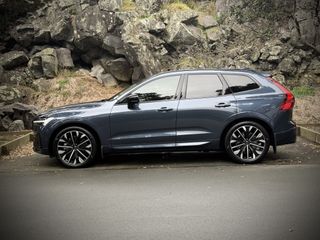 Volvo XC60 B5 AWD Ultra Dark
