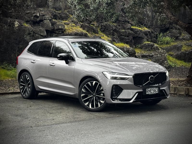 Volvo XC60 B5 AWD Ultra Dark